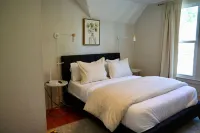 Stylish and Comfortable Downtown Historical Home Two Blocks From the River - Wifi