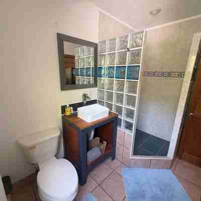 Gumbo Limbo - Seabreeze Apartment - Steps to the Ocean, Free Bikes, Free WiFi Rooms