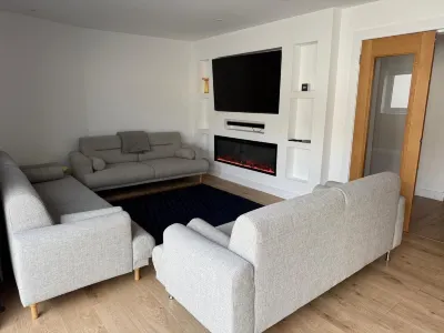 5 Bed House/sleeps10/free Parking/pets/city Centre Hotels in Edinburgh Airport Area