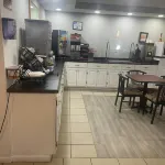 Red Roof Inn & Suites Hinesville - พร้อมอาหารเช้า