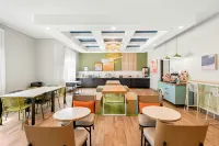Spark by Hilton Mansfield - Pools