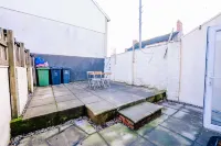 4BR 4Bath Home W/ Free Parking & Private Garden - 2-Sterne
