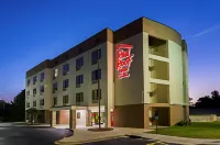 Red Roof Inn & Suites Fayetteville - Fort Bragg - 2-Star