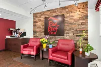 Red Roof Inn Harrisburg North - parking