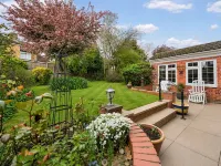 Luxury 4BR Windsor Near M4 LHR Free Parking - balcony