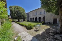 Le prieuré Saint Barthélémy - parking