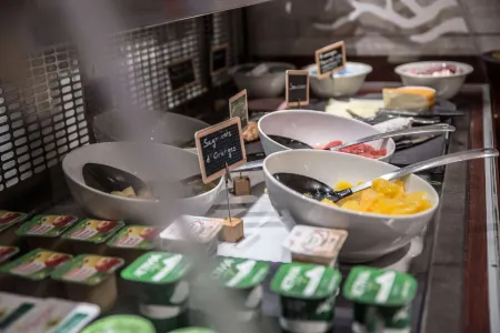 Kyriad Saint-Malo Ouest - Dinard Отели рядом с достопримечательностью «Camping site "Les Etangs"»