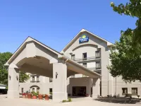 Days Inn & Suites by Wyndham Cedar Rapids