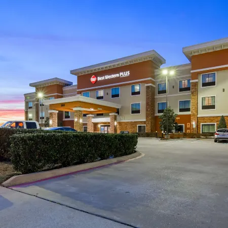Best Western Plus Spring Inn  Suites Отели рядом с достопримечательностью «Аквапарк "Сплэштаун"»
