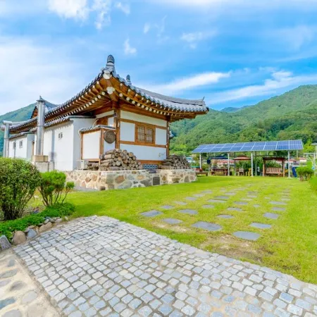 Danyang Everyone Come Hanok Pension Отели рядом с достопримечательностью «Пещера Косу»