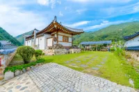Danyang Everyone Come Hanok Pension 島潭三峰附近的飯店