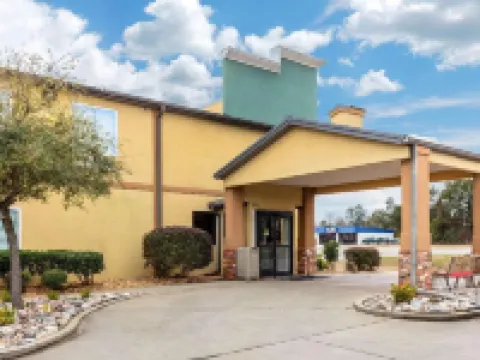 Quality Inn & Suites Hotels in Demopolis