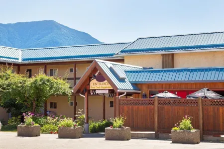 The Lodge at Arrow Lakes Отели рядом с достопримечательностью «Nakusp Hot Springs»