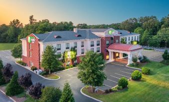 Holiday Inn Express & Suites Tullahoma