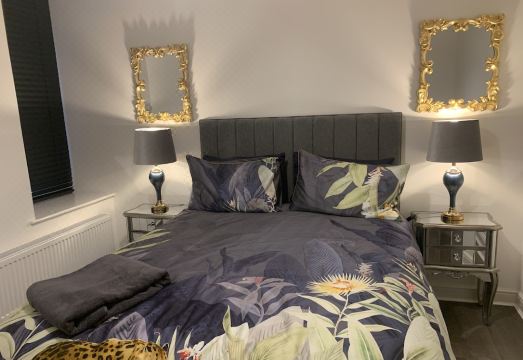 Waterside Apartment - Housity