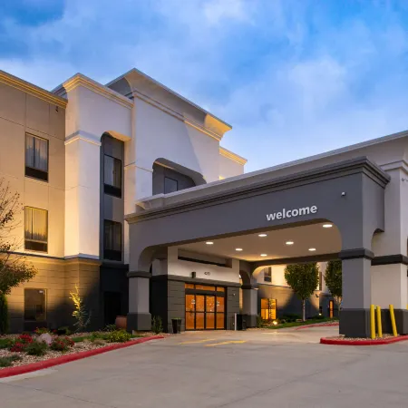 Hampton Inn by Hilton Kansas City Northeast Отели рядом с достопримечательностью «Worlds Of Fun Oceans of Fun»