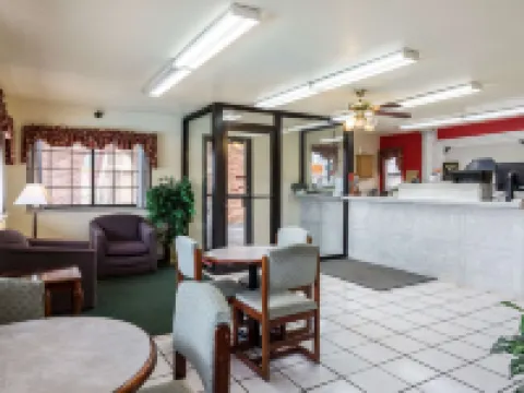 Econo Lodge & Suites Brinkley Hotels in Brinkley
