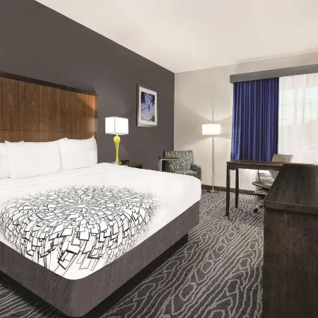 La Quinta Inn & Suites by Wyndham Mercedes Outlet Mall