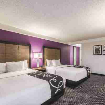 La Quinta Inn & Suites by Wyndham Cincinnati Sharonville Rooms