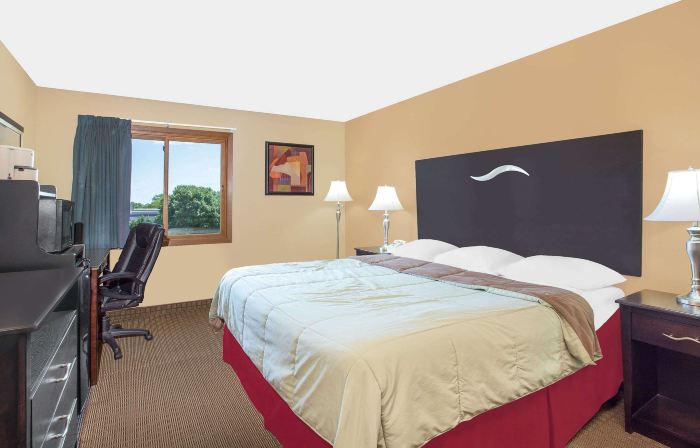 Super 8 by Wyndham Sheboygan WI