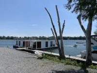 Flotel Montebello فنادق في Saint-Jean-sur-Richelieu