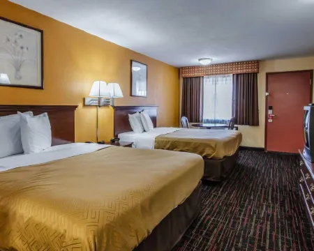 Econo Lodge Hotels in McClain County
