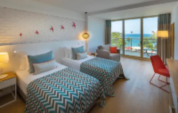 อัครา เคเมอร์ - ออล อินคลูซีฟ