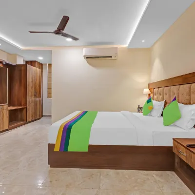 Hotel Heaven Grand Отели рядом с достопримечательностью «Исторический музей Residency»