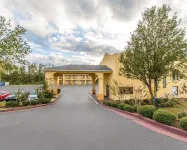 Econo Lodge Inn & Suites