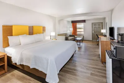 Days Inn & Suites by Wyndham Huntsville Hotels in Huntsville