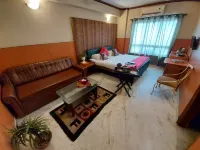 Malik Guest House Các khách sạn gần Đài tưởng niệm Shaheed