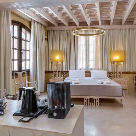 10GR Boutique Hotel & Wine Bar