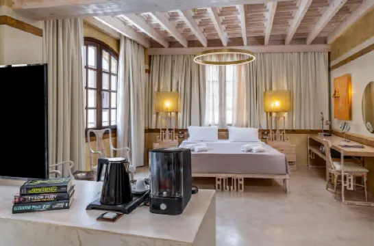 10GR Boutique Hotel & Wine Bar Отели рядом с достопримечательностью «Родос»