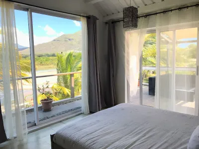 Sea front beach house With Rental car included Hotels in Tamarin