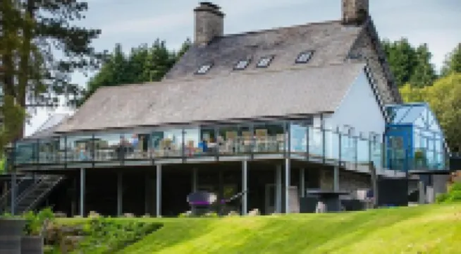 Cross Foxes - Bar Grill Rooms