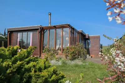 4Pers. House w Sauna, Winter Garden & Fishing Pier in Front of the Lauwersmeer Hotels in der Nähe von De Eendragt
