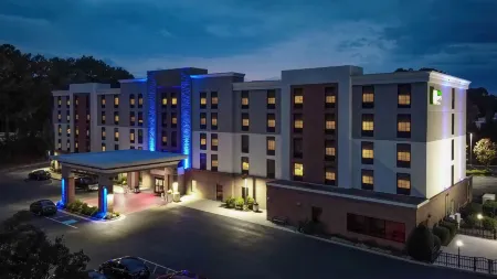Holiday Inn Express & Suites Newport News