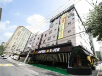 Hotel E Jen Các khách sạn gần M Natural History Institute