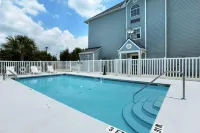 Microtel Inn & Suites by Wyndham Zephyrhills - Pools
