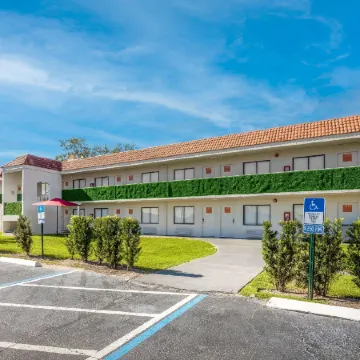 Travelodge by Wyndham Orlando Lake Buena Vista South Отели рядом с достопримечательностью «Парк аттракционов Олд-Таун»