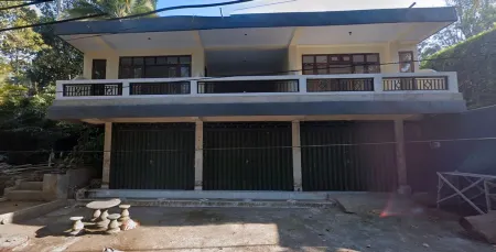 Vaneka Garden House Отели рядом с достопримечательностью «Pura Pusering Jagat»