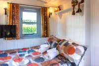 The Hideaway Hut - 1 Bed Shepherds Hut - Hereford - 3-Star