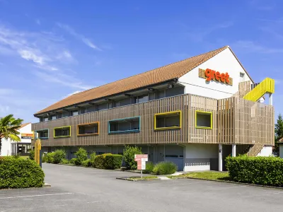 Greet hôtel Angoulême Ouest Отели в г. Рулле-Сент-Эстеф