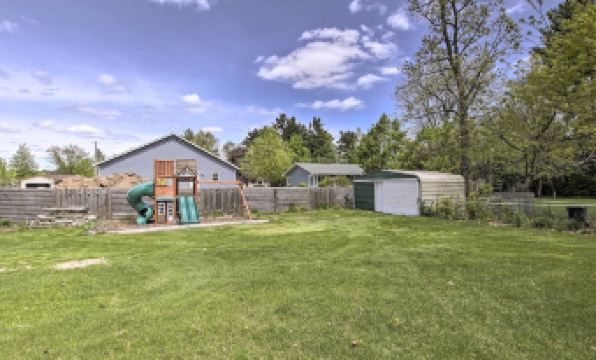 Cozy Wisconsin Springs Home < 2 Mi to Dtwn! - Housity