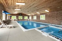 Baymont by Wyndham Manistee - Pools