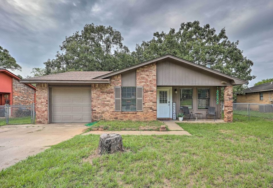 Family-Friendly Barling Retreat: Yard & Deck! - Housity
