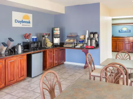 Days Inn by Wyndham Rayne/Crowley