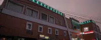 Hotel Embassy Grand 기얀 도서관 주변 호텔