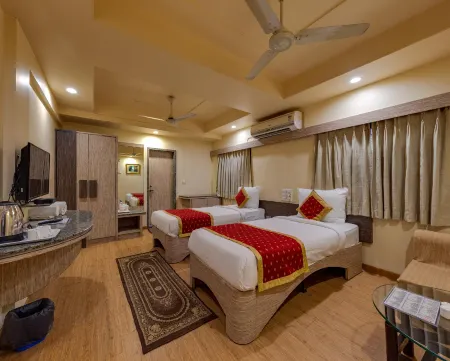 Hotel Surya International Отели в г. Солапур