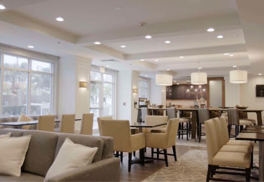 햄프턴 인의 깔끔한 로비 모습